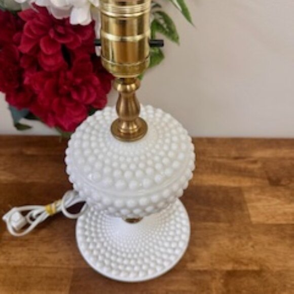 Vintage Milk Glass Hobnail Table Lamp Brass Accent – Tested‎ & Working - Picture 5 of 7